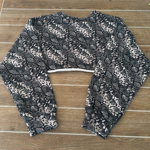 Snakeskin Print Cropped Sweater - Picture 3 of 5